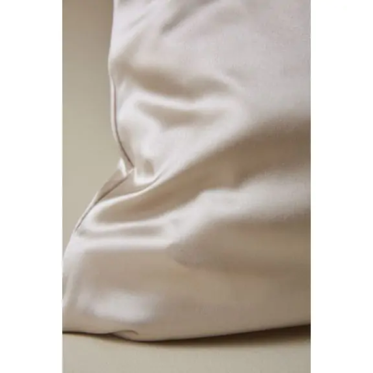 TAIE OREILLER EN SATIN DE SOIE BEIGE  65 X 65 CM
