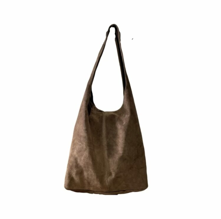 Sac bandoulière Anatole en cuir suedé  il se ferme avec une fermeture éclair . Une seule anse pour un porté épaule ou à la main. C'est le must de la saison printemps été 2025.