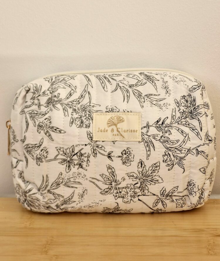 Cette pochette semble élégante et appropriée pour être utilisée comme trousse de maquillage ou pour ranger de petits objets personnels