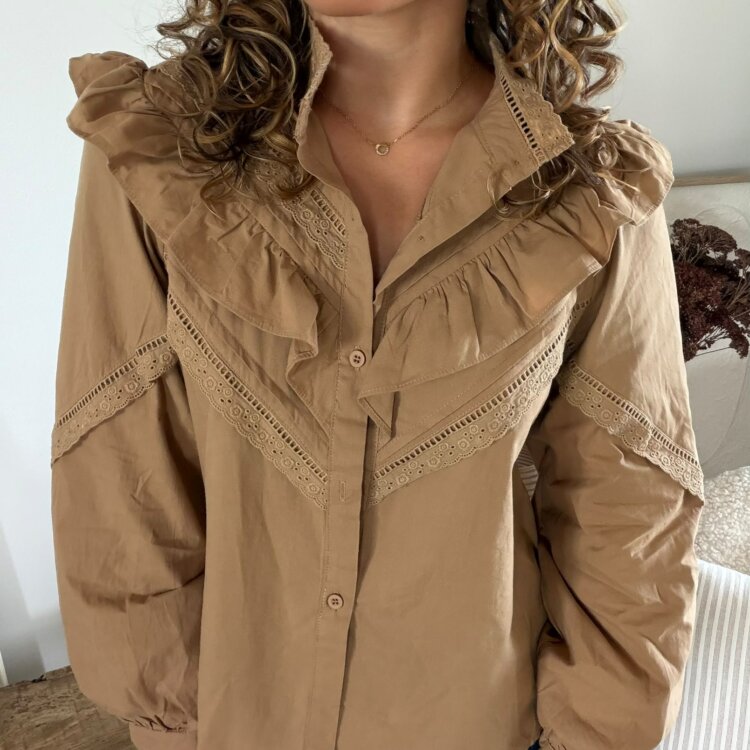 Chemise femme camel à volants et dentelle. SIMONA