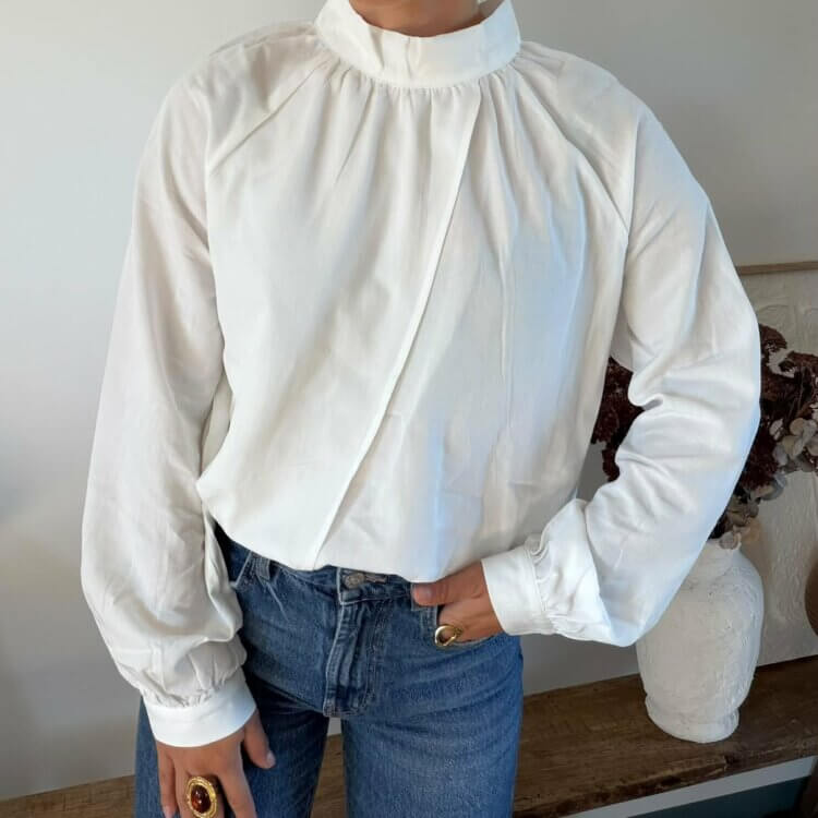 Blouse blanche à col montant et plis Blanche