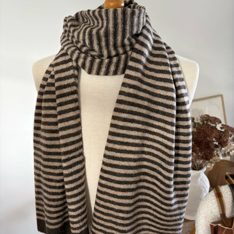 Écharpe rayée marron foncé et beige en maille douce Hortense