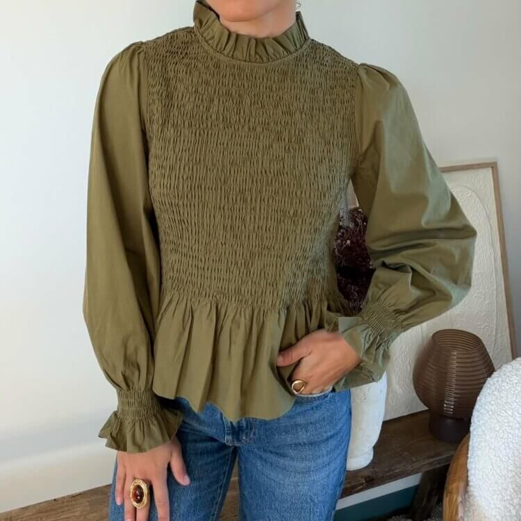 Blouse smockée kaki à col volanté Salomé