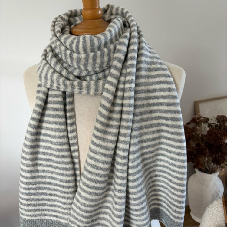 Écharpe rayée gris chiné et écru en maille douce Claudie
