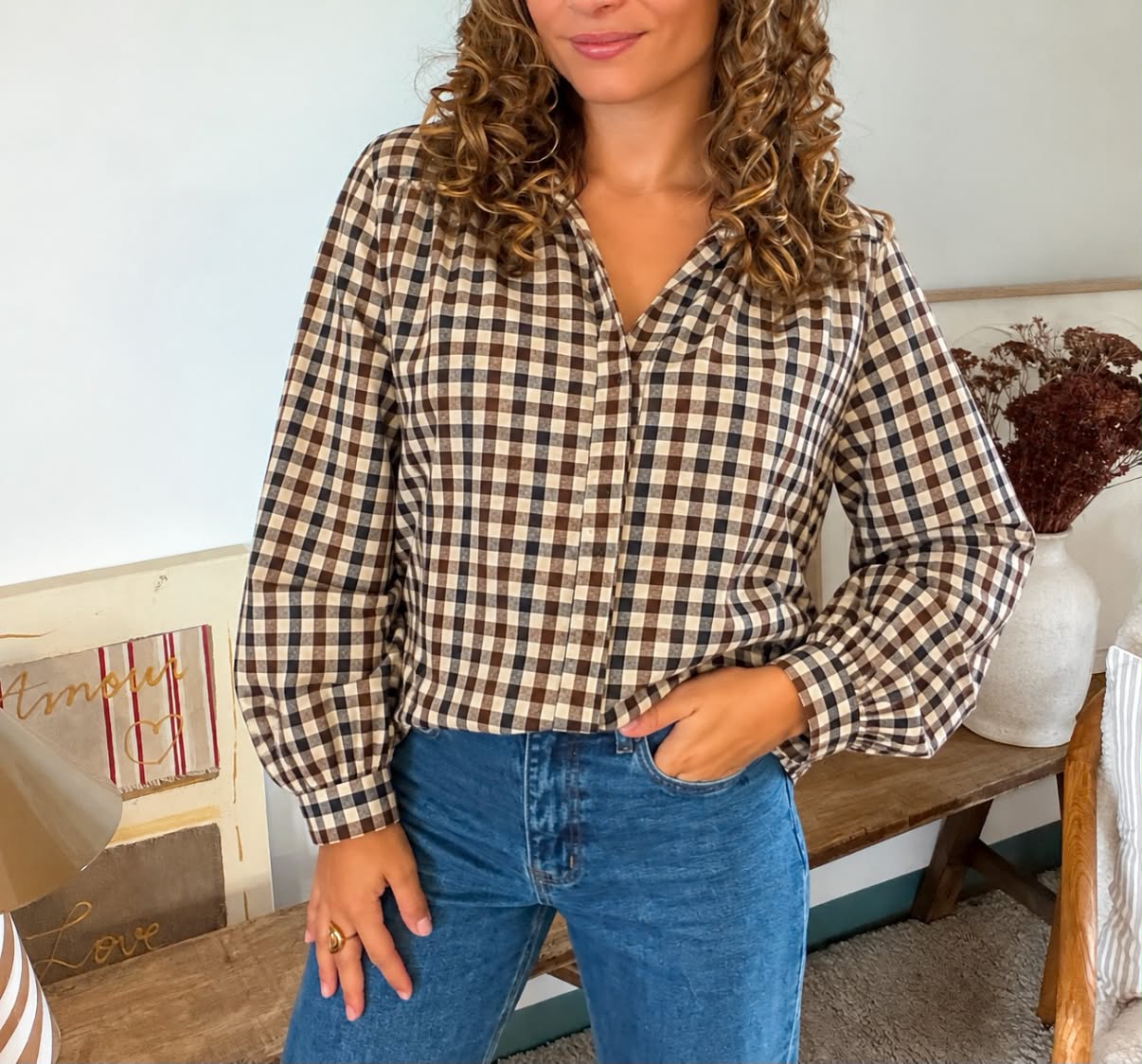 Chemise à carreaux vichy marron et écru à col V Eugénie