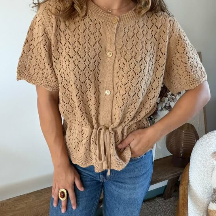 Gilet ajouré camel à manches courtes et lien coulissant Mathilde